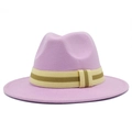 Detalle de sombrero de lana rosa con banda de cinta a rayas beige y marrón estilo británico - Violeta Claro