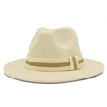 Detalle de cerca del sombrero fedora de lana crema con cinta decorativa de rayas fina - Beige