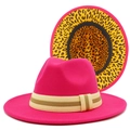 Detalle del sombrero fedora rosa con estampado de leopardo amarillo bajo el ala ancha - Talla única / Rosa rojo