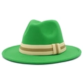 Detalle del sombrero fedora de lana verde con una banda texturizada de rayas marrones - Verde Hierba