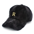 Detalle de la textura de piel sintética negra y la letra R de metal dorado en la gorra de béisbol - Talla única / Negro
