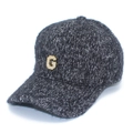 Détail d'une casquette en maille gris foncé avec un logo lettre G serti de cristaux - Noir et Gris