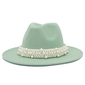 Detalle de elegante sombrero de lana verde menta con encaje blanco y adorno de perlas - Verde menta