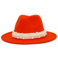 Primer plano de sombrero fedora naranja con una banda ancha de perlas blancas - Rojo Anaranjado