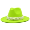 Detalle del sombrero fedora verde neón con elegantes perlas blancas de lujo incrustadas - Amarillo Neón