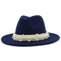 Détail de grosses perles blanches sur un chapeau fedora bleu marine à large bord plat - Taille unique / Bleu clair