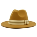 Detalle del sombrero fedora amarillo mostaza con cinta a rayas y textura de fieltro suave - Caqui