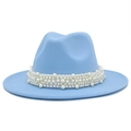 Vue détaillée du chapeau fedora en laine bleu clair avec perles de luxe sur bande - Taille unique / Rose bonbon