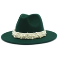 Detalle de sombrero fedora verde oscuro con cinta blanca y adornos de perlas elegantes - Verde Oscuro