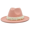 Detalle de sombrero fedora de lana rosa melocotón con decoración de perlas blancas en ala - Rosa carne