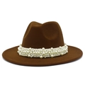 Détail d'un chapeau fedora en laine marron avec bandeau en perles et calotte pincée - Taille unique / Café