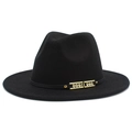 Détail d'un chapeau fedora noir à large bord avec boucle dorée et strass brillants - Noir