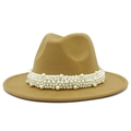 Détail d'un chapeau fedora élégant en laine camel avec une bande de perles blanches de luxe - Taille unique / Chameau