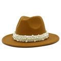 Détail d'un chapeau fedora en laine marron orné d'une bande de perles blanches chic - Taille unique / Marron