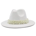 Détail d'un chapeau en feutre de laine blanc avec des perles élégantes incrustées - Taille unique / Blanc