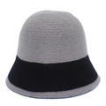 Dettaglio della trama a maglia e del design color-block sul cappello a secchiello grigio - Grigio
