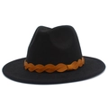 Detalle del sombrero fedora negro de estilo británico con banda decorativa trenzada - Talla única / Negro