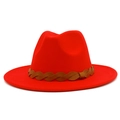 Detalle de sombrero fedora de fieltro rojo con banda de cuero trenzado marrón y hebilla - Talla única / Rojo