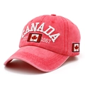 Dettaglio del berretto in cotone rosso con ricamo CANADA e bandiera canadese - Taglia unica / Rosa