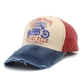 Dettaglio visiera usurata e stampa moto vintage su cappello da baseball tricolore - Blu