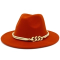 Λεπτομέρεια καραμελέ καπέλου fedora με χρυσή αλυσίδα και διακόσμηση από πλεγμένο σχοινί - Ένα μέγεθος / Σκούρο Πορτοκαλί