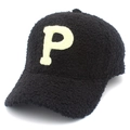 Dettaglio della trama in pile nero con ricamo a spugna della lettera P gialla sul cappello - Taglia unica / Nero