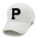 Dettaglio del cappello da baseball in sherpa bianco con toppa P nera e trama morbida - Taglia unica / Bianco
