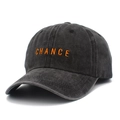 Cappellino da baseball in cotone lavato nero con ricamo Chance arancione vivace - Nero