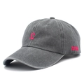 Detalle de gorra de algodón gris lavado con la letra C rosa y el número 1999 bordados - Gris