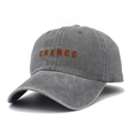 Dettaglio del ricamo Chance arancione e delle cuciture sul cappello grigio in cotone - Grigio