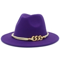 Detalle del sombrero Fedora morado oscuro con cuerda trenzada crema y cadena dorada - Talla única / Púrpura