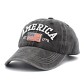 Dettaglio del ricamo 3D con logo America e bandiera su cappello in cotone lavato - Taglia unica / grigio scuro