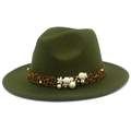 Détail du chapeau en feutre vert avec ruban léopard, perles blanches et petites fleurs - Vert Militaire