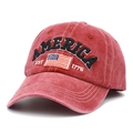 Dettaglio del cappellino rosso vintage con ricamo America 1776 e toppa della bandiera - Taglia unica / Borgogna