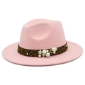 Détail d'un chapeau fedora rose avec ruban léopard et perles décoratives - Rose