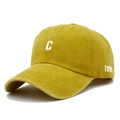 Detalle de gorra de algodón mostaza con letra C en 3D y bordado 1999 en color blanco - Amarillo