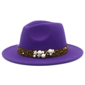 Détail d'un chapeau en laine violette avec ruban léopard, perles et fleurs décoratives - Violet