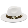 Détail d'un chapeau fedora blanc avec ruban léopard, perles et accents floraux - Blanc