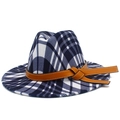 Gros plan sur un chapeau fedora à carreaux avec bandeau en cuir et détails de couture - Carreaux Bleus