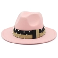 Détail d'un chapeau fedora en laine rose clair avec ruban perlé et strass brillants - Rose