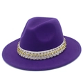 Dettaglio del cappello fedora in lana viola scuro con fascia decorata di perle e strass - Viola