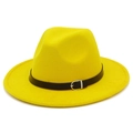 Détail d'un chapeau fedora en laine jaune avec ruban en cuir noir et boucle en métal - Taille unique / Jaune