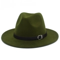 Détail d'un chapeau fedora en laine vert olive avec bandeau en cuir noir et boucle argent - Taille unique / Vert Militaire