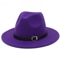 Détail d'un chapeau fedora violet en laine avec bandeau en cuir noir et boucle en métal - Taille unique / Violet