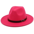 Détail du chapeau fedora en laine rose avec ruban en similicuir noir et boucle en métal - Taille unique / Rose rouge