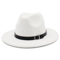 Détail d'un chapeau fedora blanc en laine avec bandeau en cuir noir et boucle argent - Taille unique / Blanc