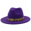 Detalle de sombrero fedora morado con cinturón de serpiente y remache dorado fino - Púrpura