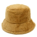 Primer plano del gorro de peluche camel que muestra su textura suave y cálida - Talla única / Marrón