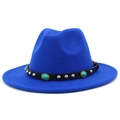 Detail eines blauen Wollhutes mit schwarzem Lederband, verziert mit Türkis und Silber - Königsblau