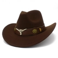 Dettaglio cappello cowboy marrone in feltro con testa di toro argentata e fascia in cuoio - Caffè